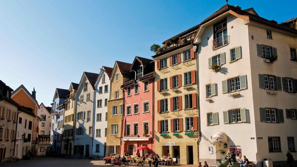 La política antibélica de Suiza ha permitido preservar sitios históricos como los de Chur, la ciudad más antigua del país. Una imagen de la ciudad de Chur