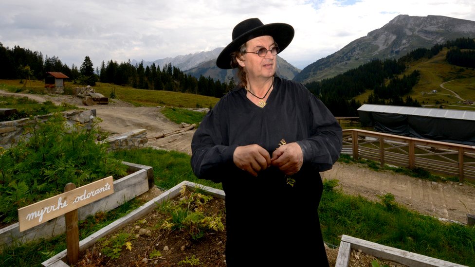Французский шеф-повар Марк Вейрат в своем саду в Альпах, 26 сентября 2013 г.