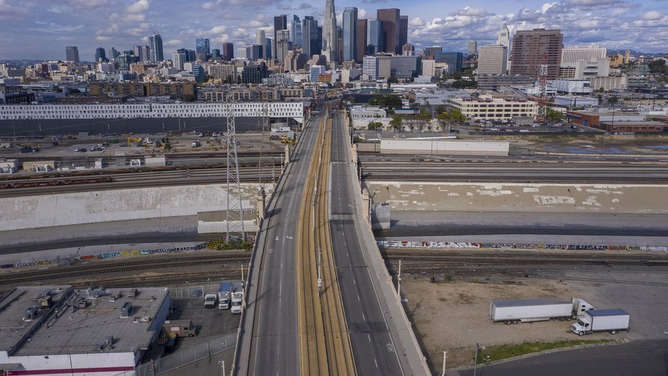 Пустая дорога из-за распространения пандемии коронавируса в Лос-Анджелесе, Калифорния, 20 марта 2020 года
