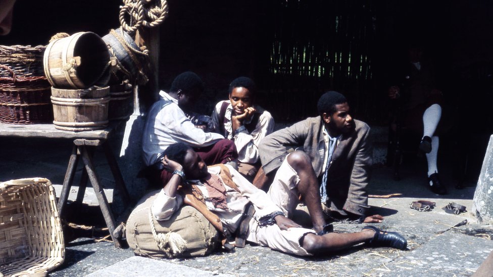 Las "personas esclavizadas podrían estar contentas con su condición y tal vez no les importaría ser esclavos, porque han sido criadas para pensar eso", señala Benatar. Escena de una serie de TV de la BBC sobre la esclavitud