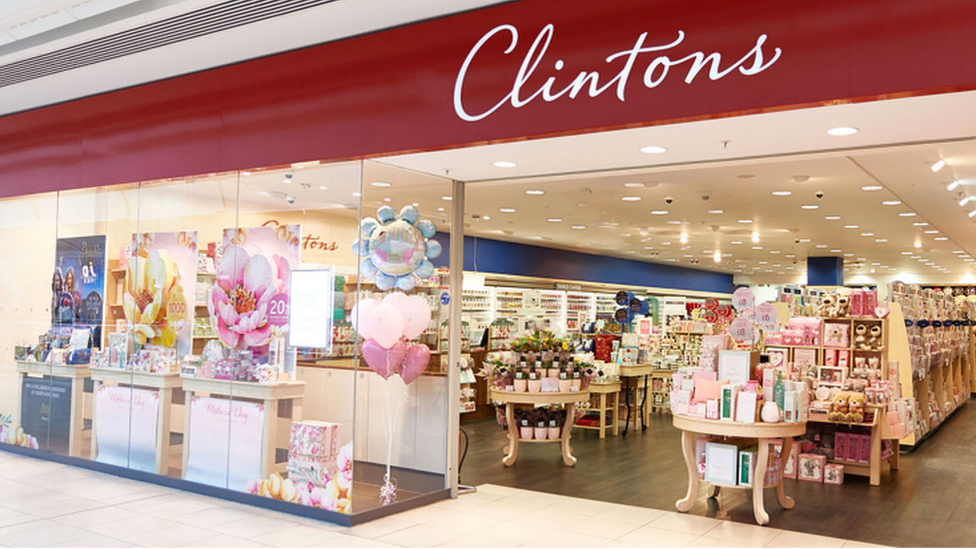 Clintons: Stack of Gifts - Tarjeta de cumpleaños (4.3 x 5.9 in