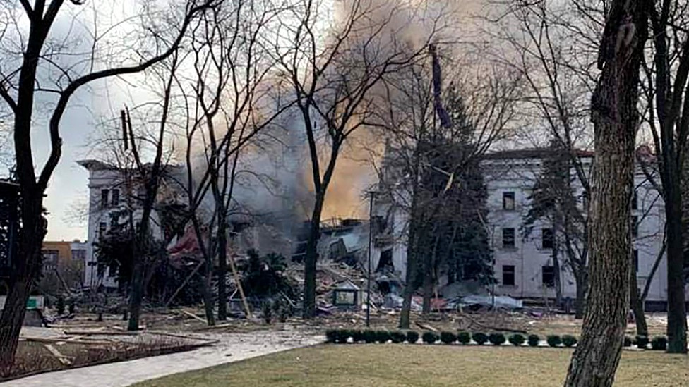 Teatro de Mariúpol devastado tras el bombardeo del 16 de marzo