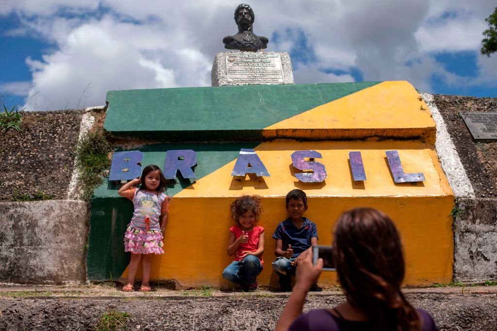 Niños venezolanos posando para una foto en Paracaima, una localidad brasileña fronteriza con Venezuela.