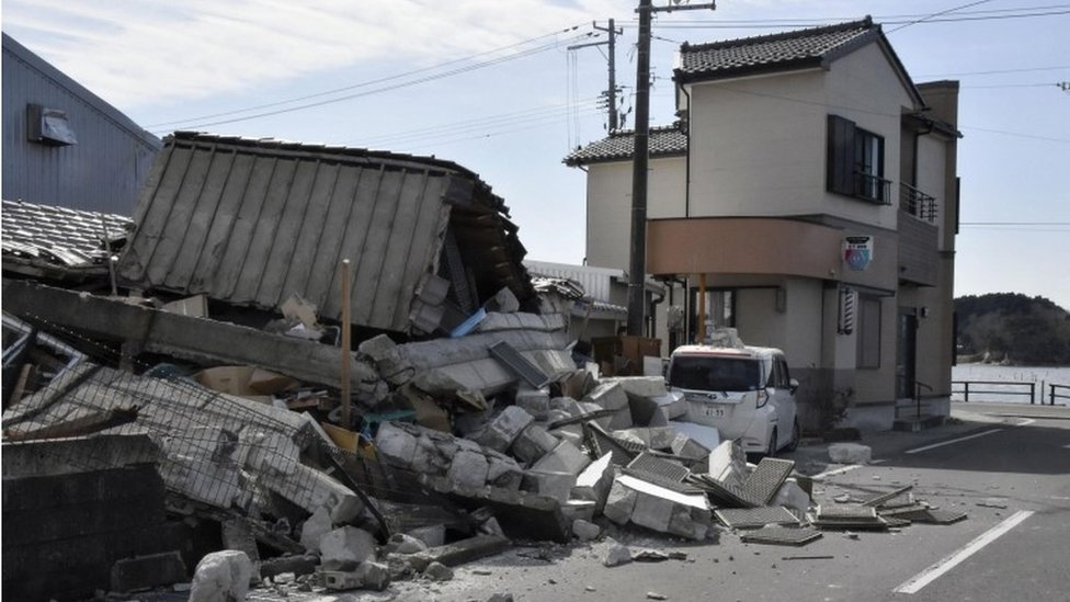 Earthquake: Two dead after Japan hit by tremor - BBC News