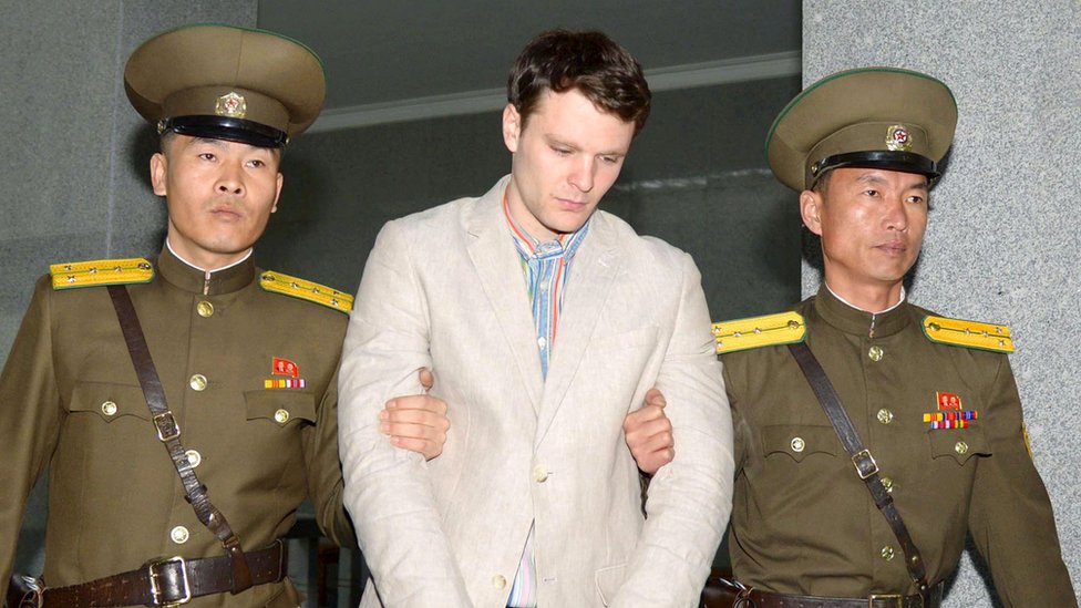 Отто Фредерик Вармбье в окружении двух северокорейских охранников