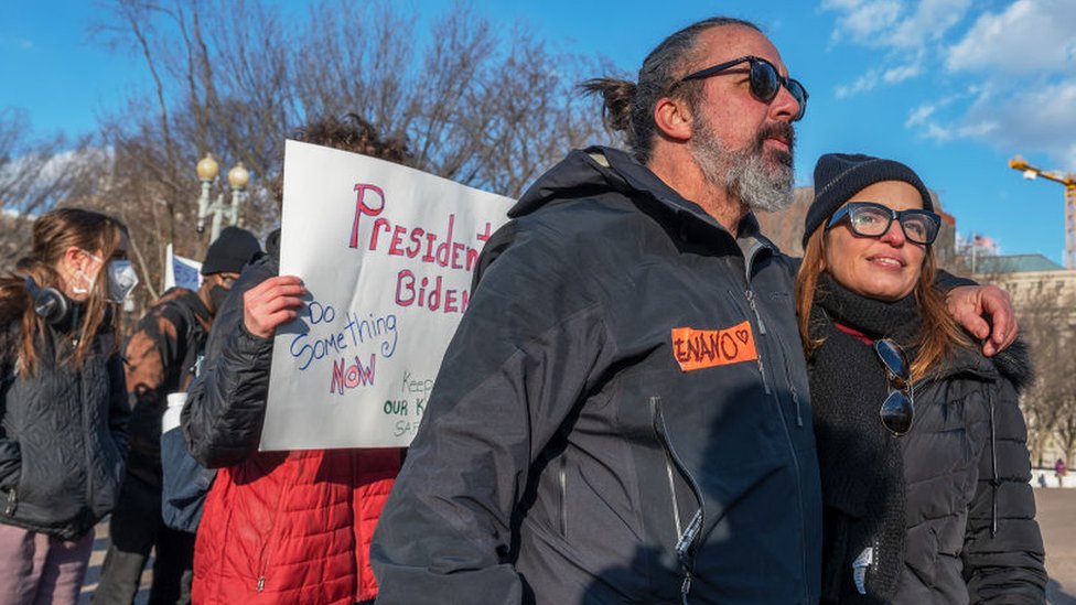 Manuel Oliver y Patricia Padauy protestan acompañados por estudiantes en Washignton en el aniversario del tiroteo de Parkland, Florida, en el que su hijo Joaquín fue asesinado.