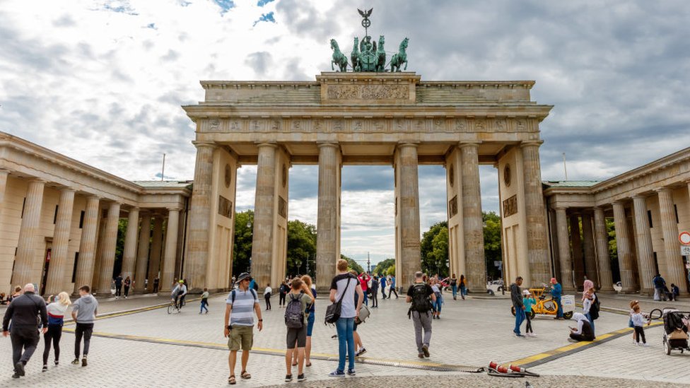 Tourists at the Brandenberg Gate, Belin