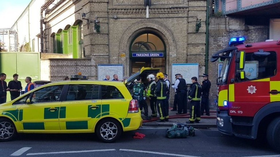 Los servicios de emergencia prestaron asistencia frente a la estación de Parsons Green. Servicios de emergencia frente a la estación de Parsons Green