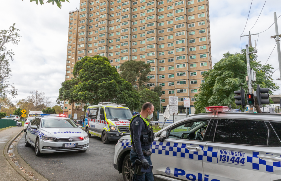 Полицейские машины и офицеры возле одной из запертых башен в Мельбурне
