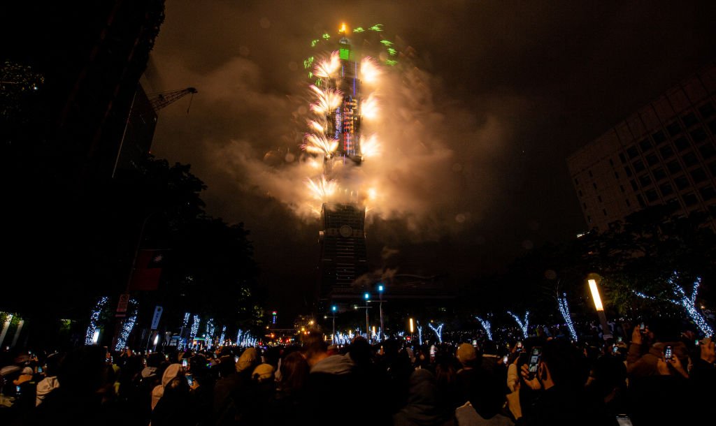 Taiwanese Countdown To The New Year TAIPEI, TAIWAN - January 01: Fireworks light up the Taiwan skyline and Taipei 101 during New Year's Eve celebrations on January 01, 2022 in Taipei, Taiwan. (Photo by Gene Wang/Getty Images)