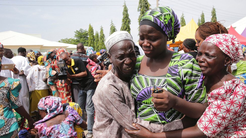 Luego de más de tres años de separación las familias lograron reencontrarse. Un hombre y una mujer lloran mientras abrazan a una chica jiven.
