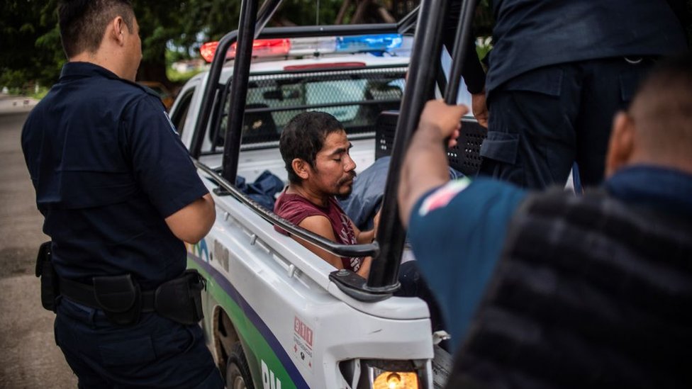 Un migrante detenido en una patrulla