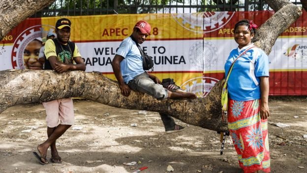 Banyak penduduk setempat mengecam pembiayaan KTT.