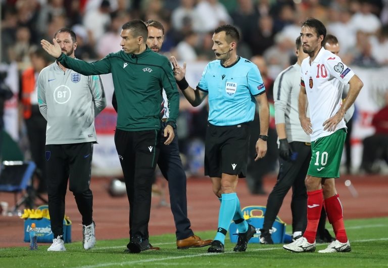 El árbitro, oficiales de UEFA y jugadores de Bulgaria