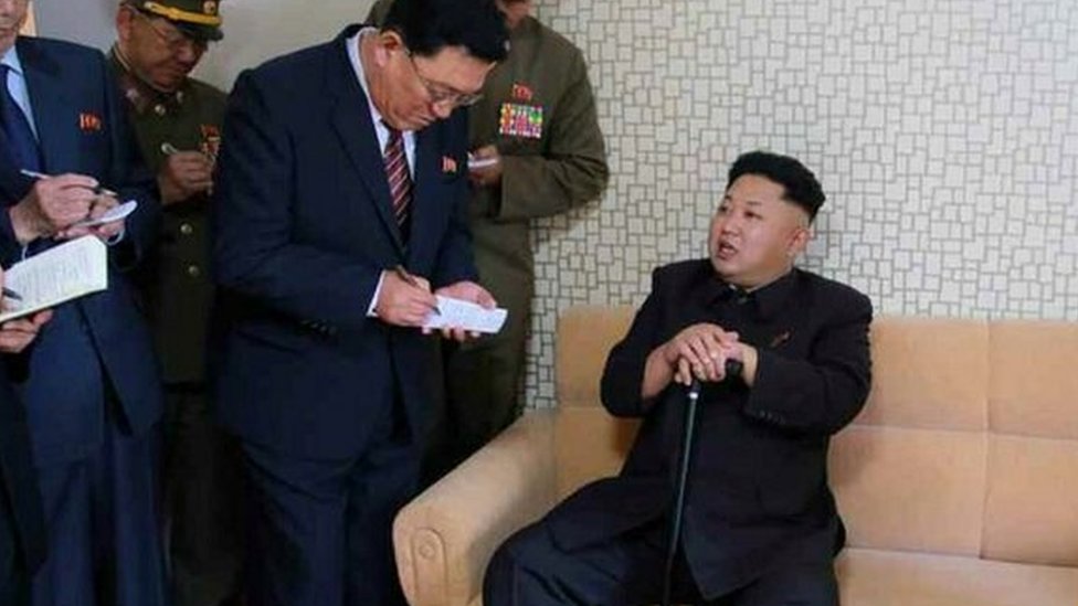 Фотография, опубликованная северокорейской газетой Rodong Sinmun, на которой Ким Чен Ын, по всей видимости, посетил жилой район для ученых - 14 октября 2014 г.