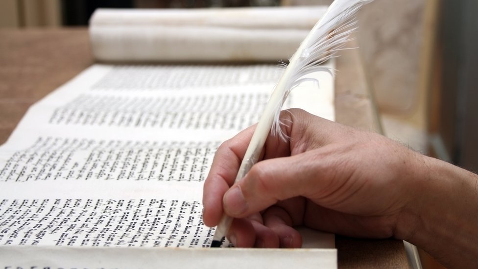 Uma pessoa escrevendo em hebraico