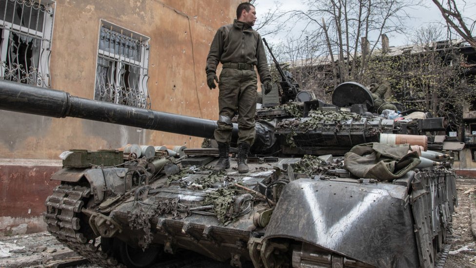 Soldado ruso sobre un tanque ubicado cerca de la planta de Azovstal