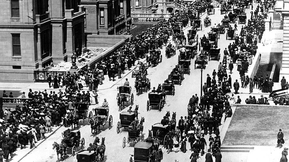 Quinta Avenida de Nueva York repleta de coches jalados por caballos.