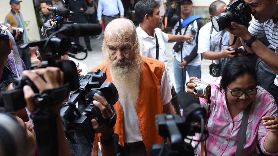Роберт Эндрю Фиддес Эллис (в центре) из Австралии прибывает в суд в Денпасаре на острове Бали 25 октября 2016 года. Эллис был приговорен к 15 годам тюремного заключения за растление индонезийских детей на популярном среди туристов острове Бали.
