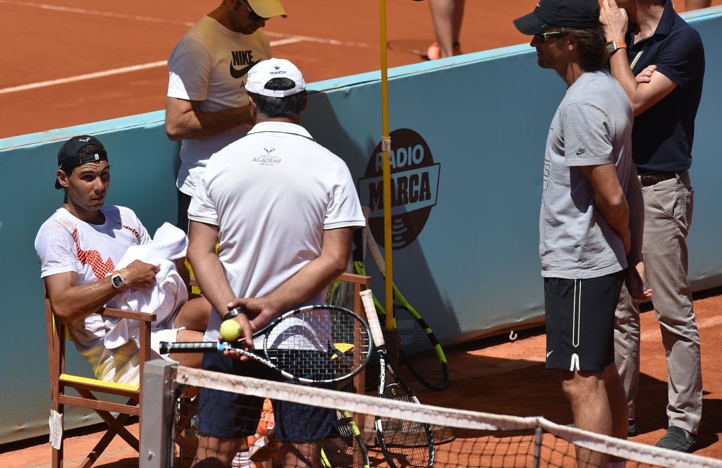 La conversación de los jugadores con los técnicos durante los juegos no está permitida en el circuito masculino. Rafael Nadal y su técnico, Toni Nadal. Rafael Nadal escucha a sus técnicos