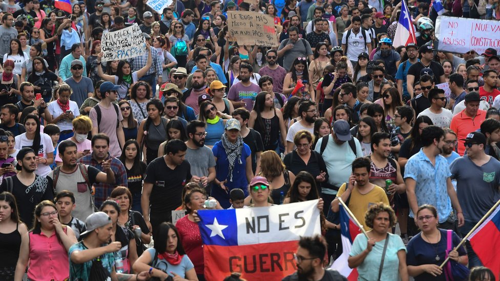 La multitud se congregó en torno a la Plaza Baquedano en Santiago.