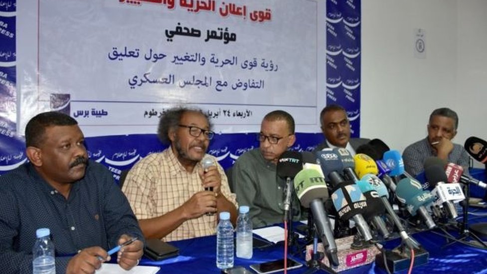 أعضاء في تحالف إعلان الحرية والتغيير خلال مؤتمر صحفي