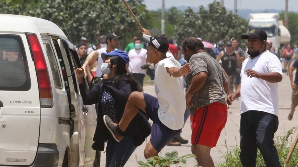 Un enfrentamiento de manifestantes en Santa Cruz