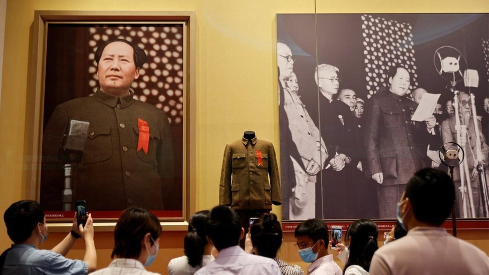 2021年6月25日，參觀者在北京慶祝建黨100週年前開放的中國共產黨博物館裏觀看毛澤東的照片。