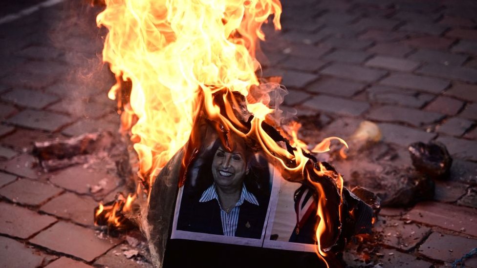 Foto de la presidenta Dina Boluarte quemándose en Cusco durante una manifestación. 20 de diciembre 2022.