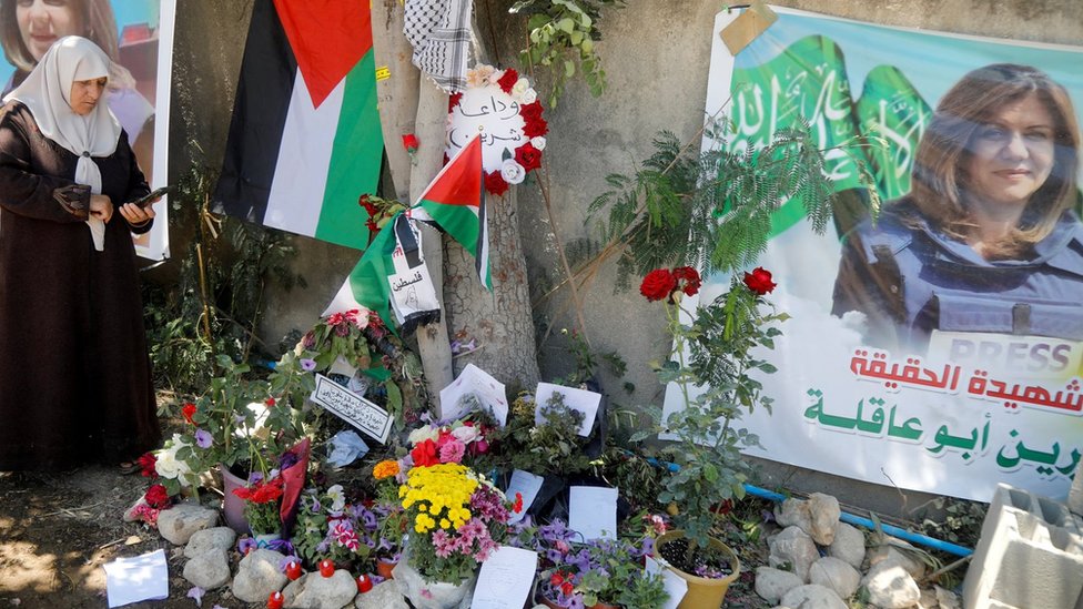 Una mujer palestina visita un altar de conmemoración para la periodista de al Jazeera (17 mayo 2022)