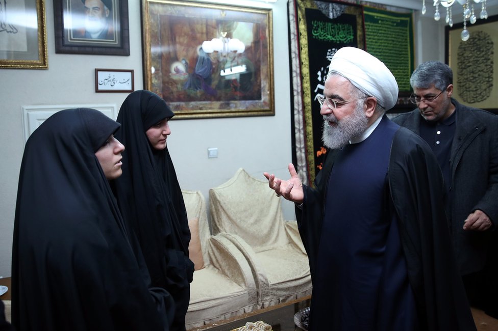 Президент Ирана Хасан Рухани встречается с членами семьи Сулеймани в Тегеране, 4 января