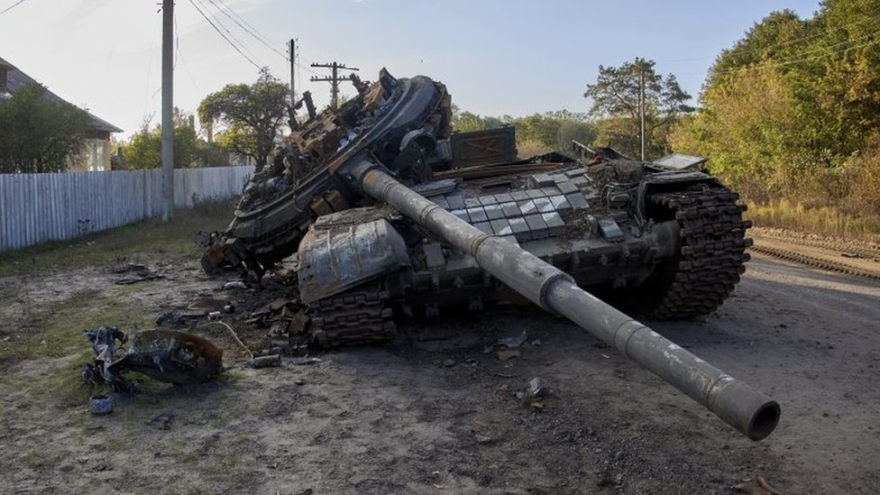 烏克蘭哈爾科夫伊久姆鎮上一輛被毀坦克（7/10/2022）