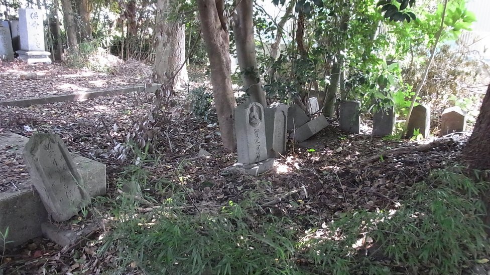 Cemitério da família de Edson Aoki, em Kurume, com sepulturas dos anos 1700, quando eram cristãos ocultos