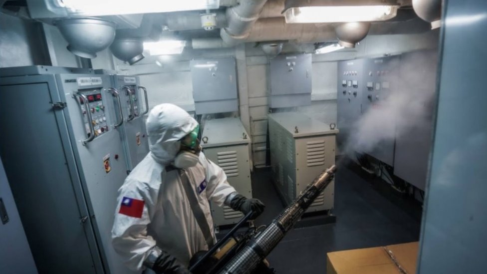 台灣海軍為確診Covid-19病毒感染的軍艦消毒。