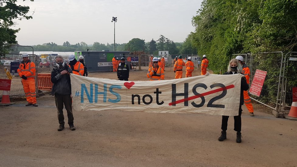 Протестующие держат плакат возле сайта HS2