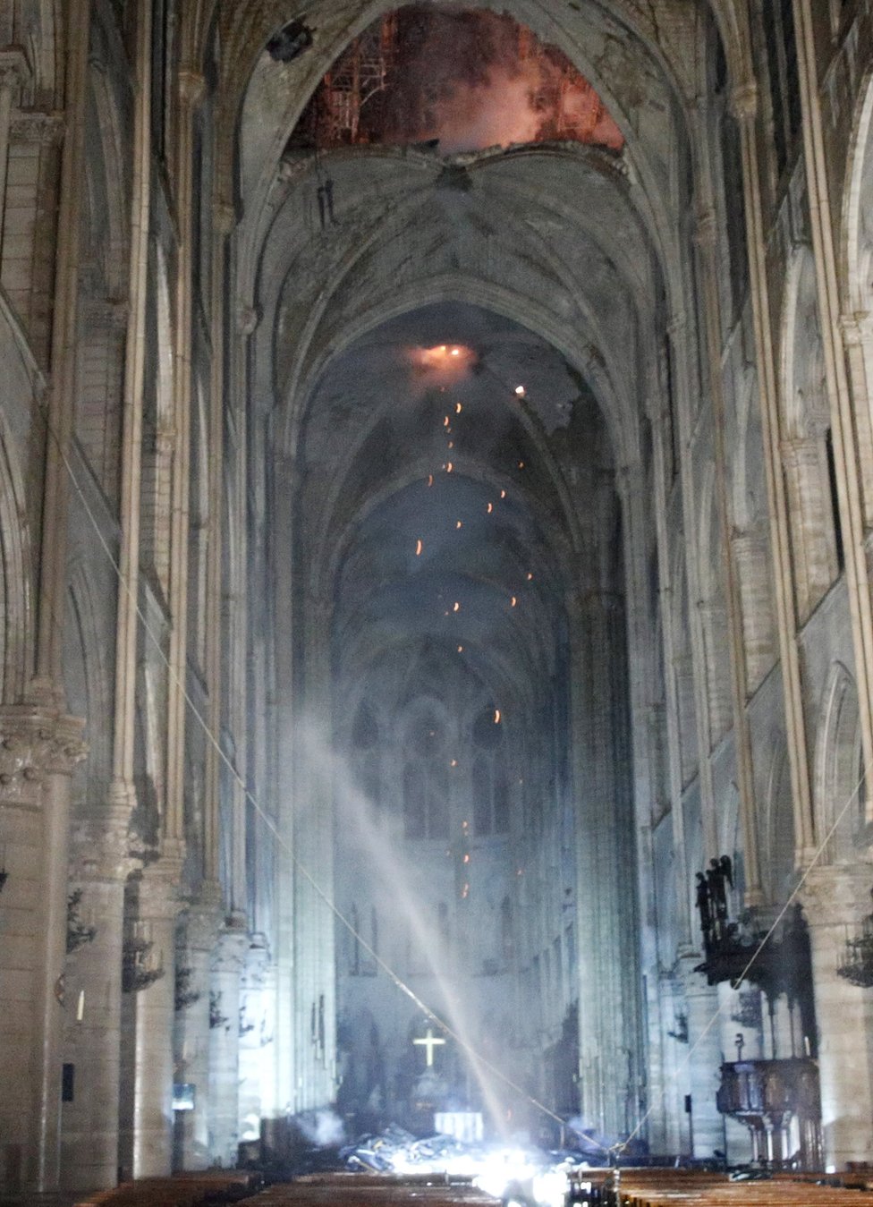 Unutrašnjost katedrale posle požara