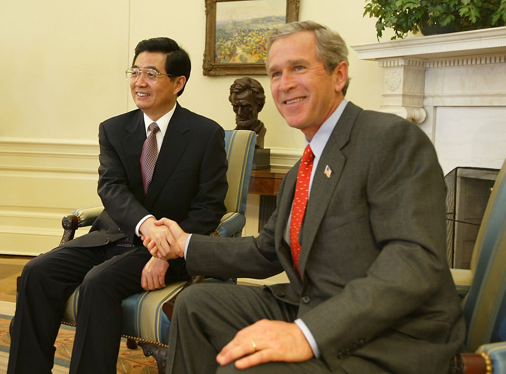 2002年，時任美國總統布什在白宮會見中國領導人胡錦濤。