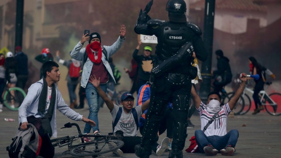 Демонстранты реагируют во время акции протеста на площади Боливара в Боготе, Колумбия