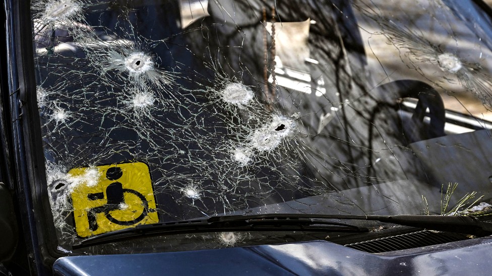 10 مارس 2022 تظهر سيارة مخترقة بالرصاص في إيربين ، شمال كييف