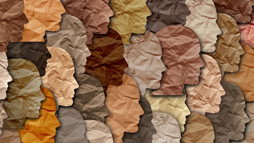 Caras de papel de diferentes colores.