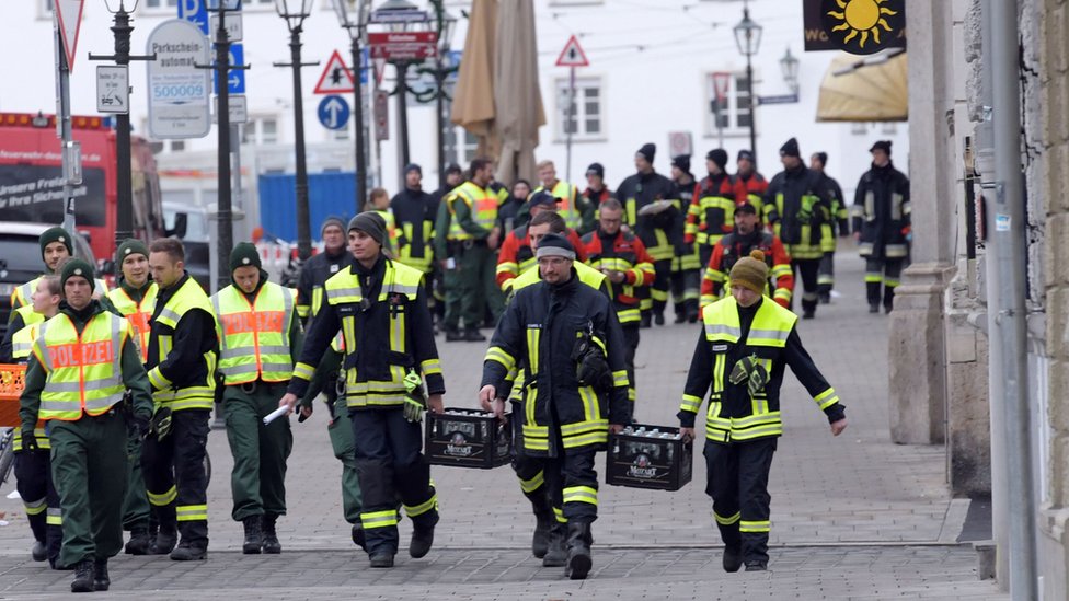 Полиция и парамедики на пустых улицах Аугсбурга