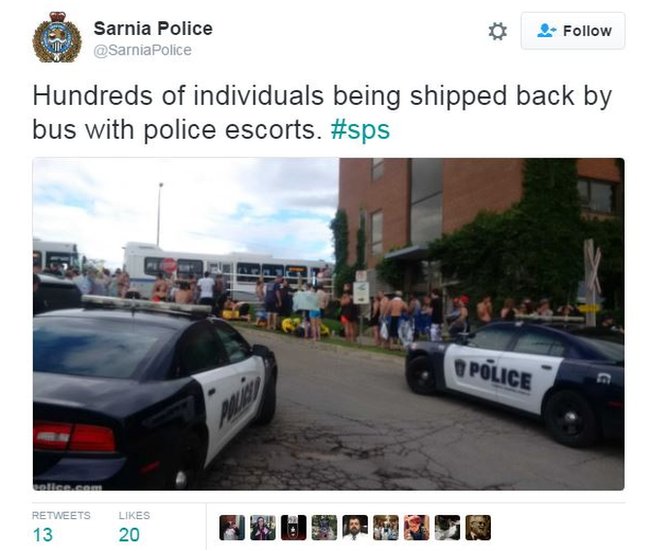Твит полиции Сарнии: «Сотни людей отправляются обратно автобусами в сопровождении полиции. #Sps»