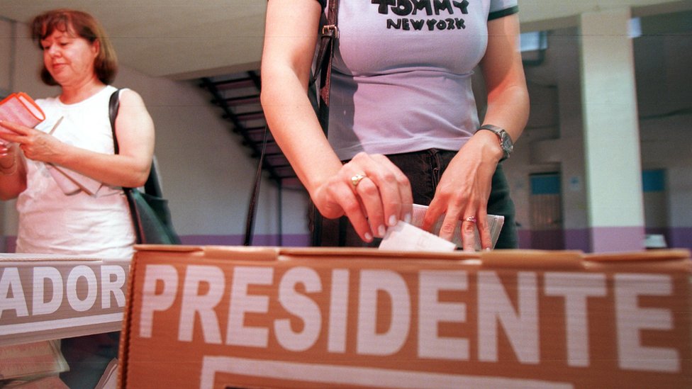 Una mujer deposita su voto en una elección mexicana