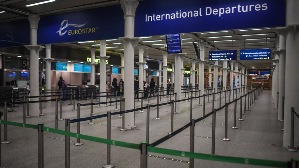 Filas vacías en una estación de tren en Londres