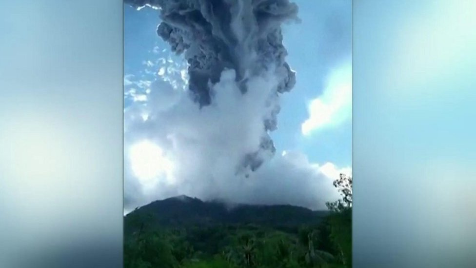 Indonesia: Thousands flee after volcano erupts