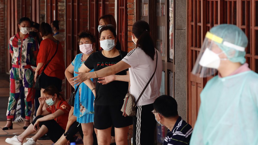 台灣民眾排隊，等候接受新冠肺炎病毒測試。