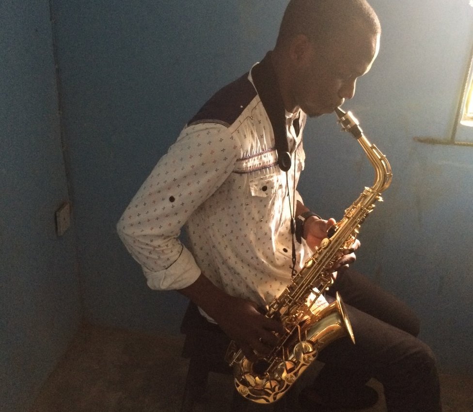 Джозеф Шайбу играет на саксофоне в Музыкальном колледже Питера Кинга, Лагос