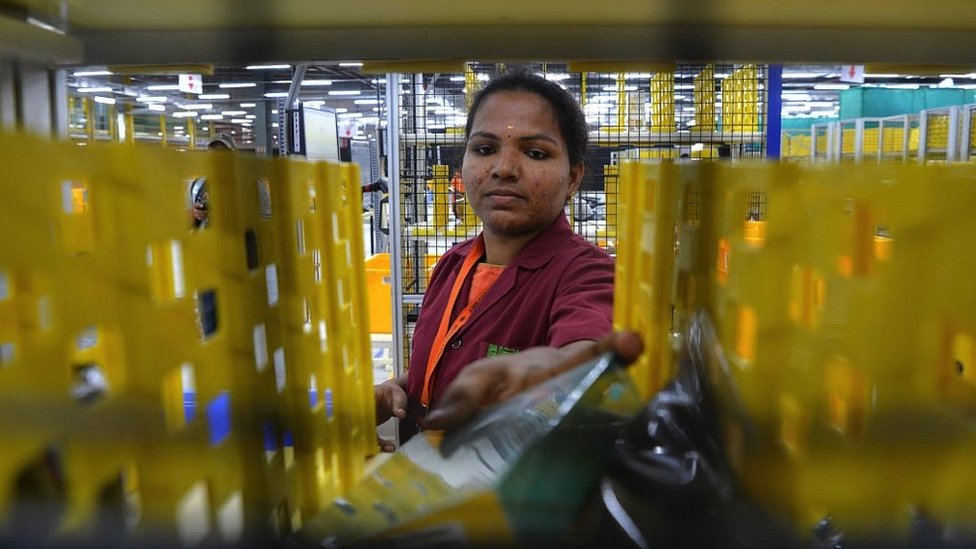 Un empleado manejado bienes en un almacén de Amazon en India en 2018.