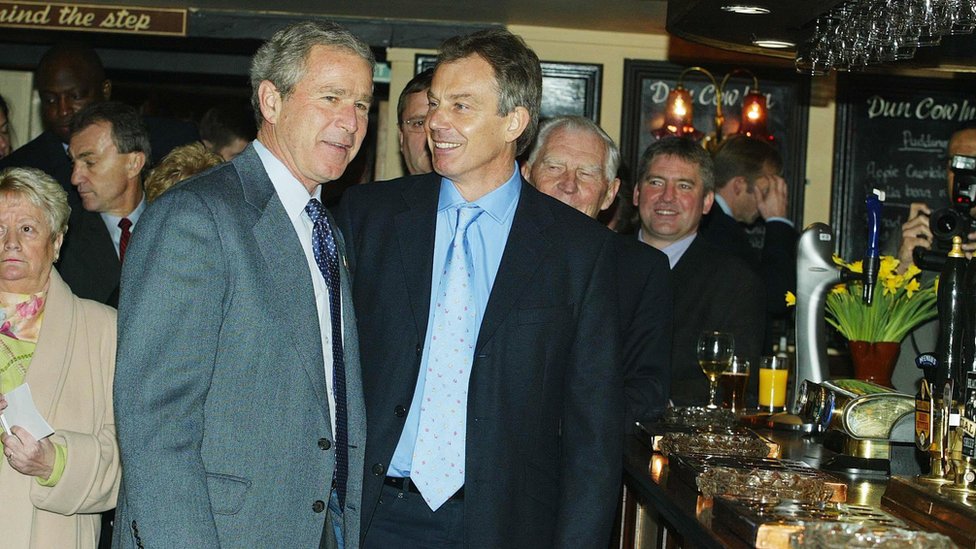 Президент Джордж Буш и премьер-министр Тони Блэр в пабе в Седжфилде в 2003 году