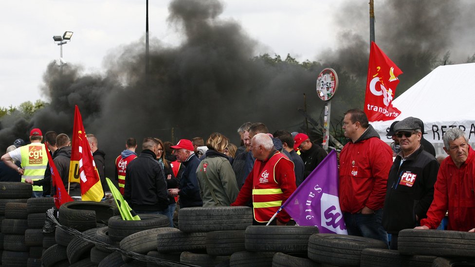 Забастовщики у нефтеперерабатывающего завода в Души-ле-Мин, север Франции, 24 мая 2016 г.
